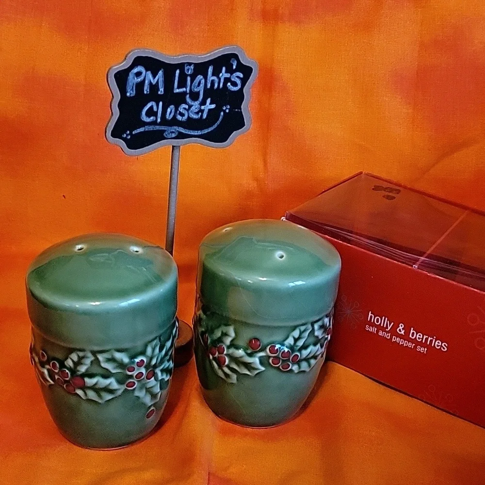 Holly & Berries Salt & Pepper Set Green Red